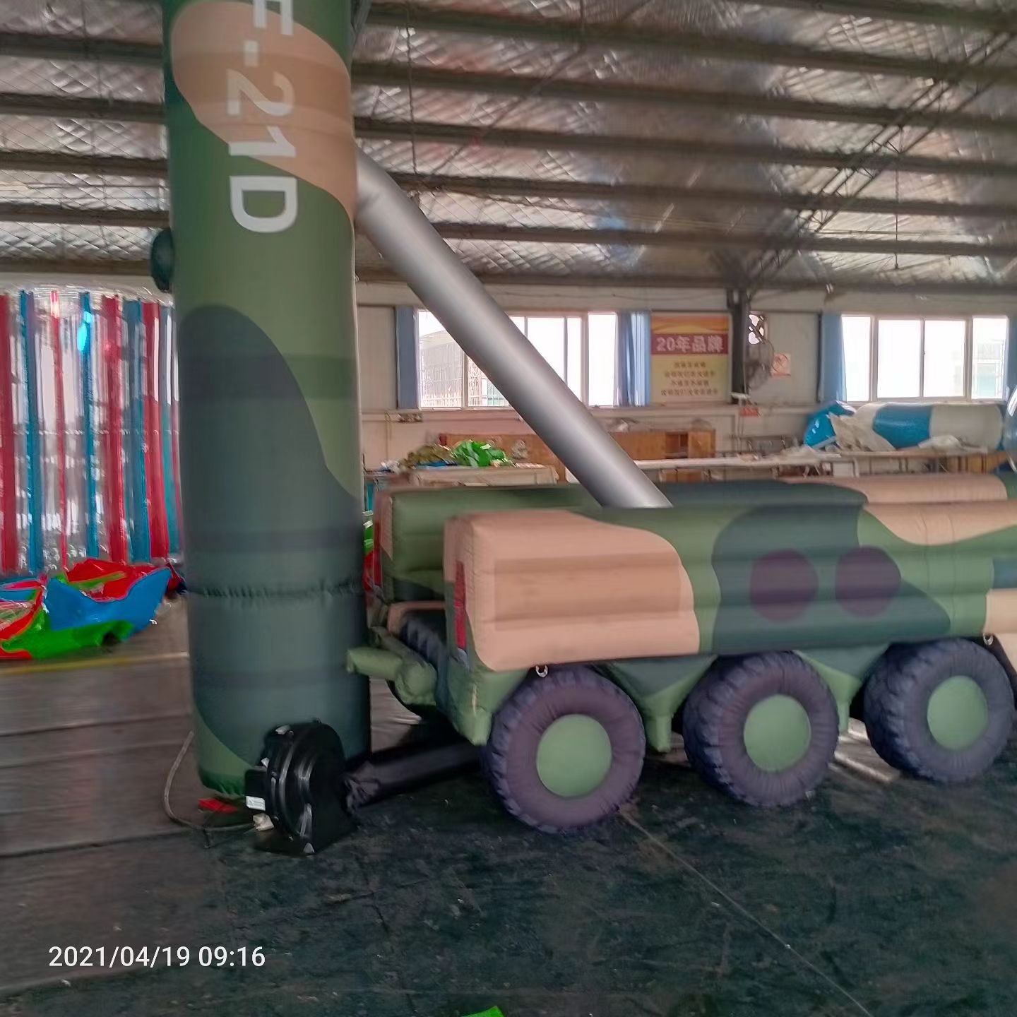 凌源军事演习中的充气目标车辆：模拟发射车雷达车坦克飞机